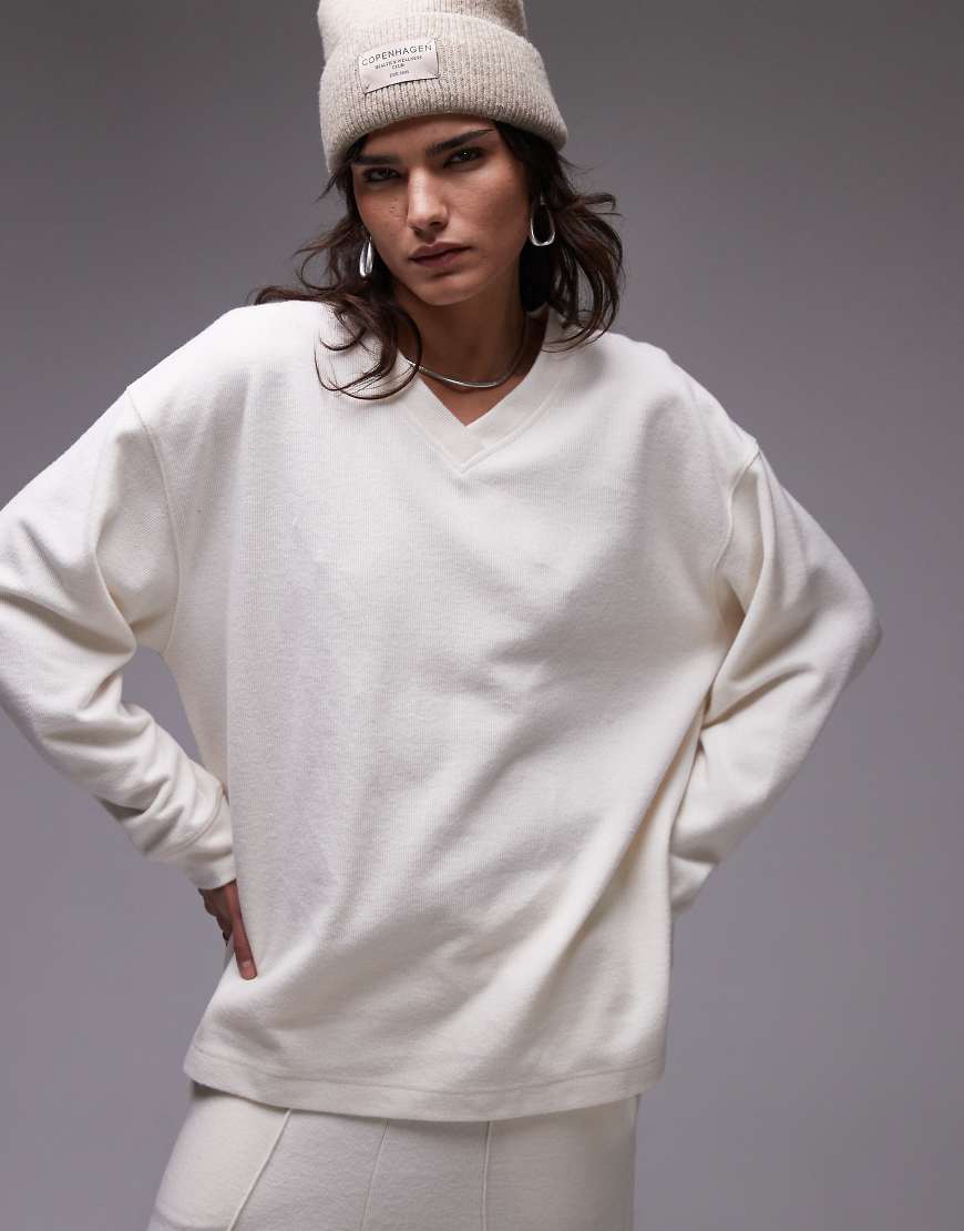 Topshop - Gebürstetes Sweatshirt mit V-Ausschnitt in Creme-Weiß Topshop - Gebürstetes Sweatshirt mit V-Ausschnitt in Creme-Weiß von Topshop
