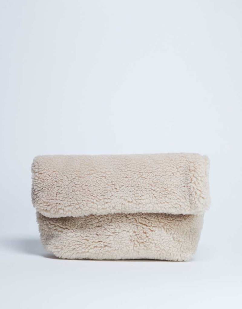 Topshop - Georgia - Clutch-Handtasche in Beige mit Teddyfell und Umschlag-Neutral von Topshop