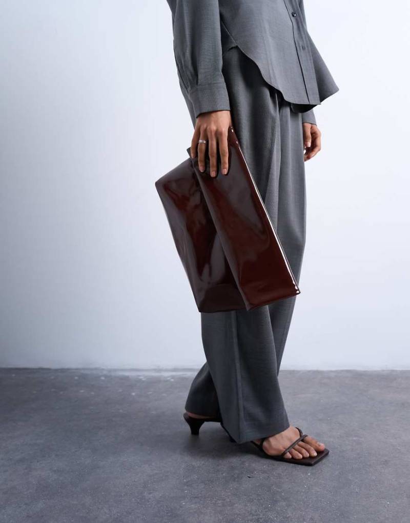 Topshop - Georgia - Gefaltete Clutch-Handtasche aus Lackleder in Schokobraun-Brown von Topshop