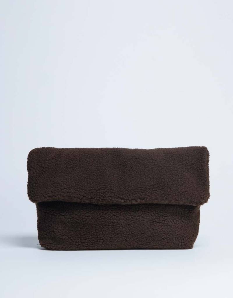 Topshop - Georgia - Gefaltete Clutch aus Teddystoff in Schokobraun von Topshop