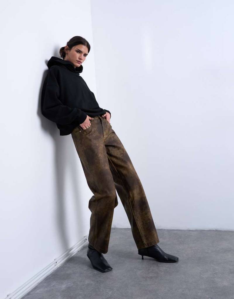 Topshop - Gerade Hose aus Kunstleder in verwaschenem Braun-Brown von Topshop