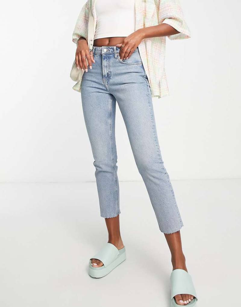 Topshop - Gerade geschnittene Jeans in Bleichwaschung mit mittelhohem Bund, verkürzter Beinlänge und unversäubertem Saum-Blau von Topshop