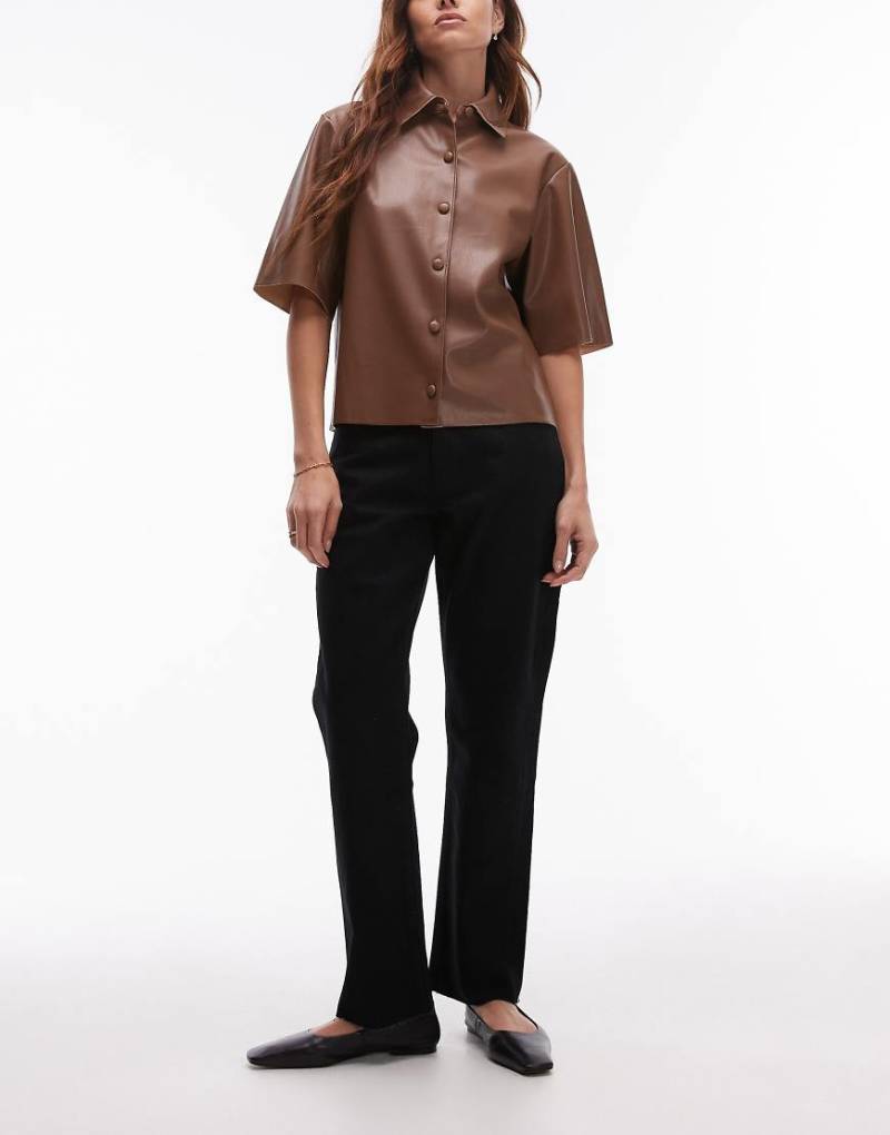 Topshop - Gerade geschnittene Jeans in Schwarz mit mittelhohem Bund, verkürzter Beinlänge und unversäubertem Saum von Topshop