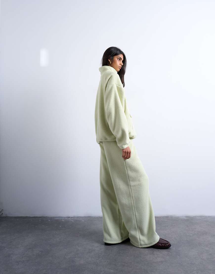 Topshop - Gerade geschnittene Jogginghose aus Teddyfell in Limettengrün, Kombiteil Topshop - Gerade geschnittene Jogginghose aus Teddyfell in Limettengrün, Kombiteil von Topshop