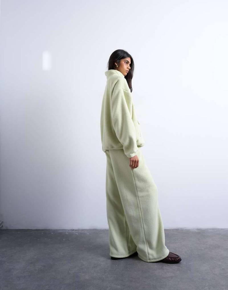 Topshop - Gerade geschnittene Jogginghose aus Teddyfell in Limettengrün, Kombiteil Topshop - Gerade geschnittene Jogginghose aus Teddyfell in Limettengrün, Kombiteil von Topshop