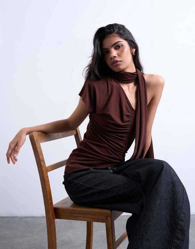 Topshop - Gerafftes Oberteil in Schokobraun mit Schaldetail und asymmetrischem Saum-Brown von Topshop