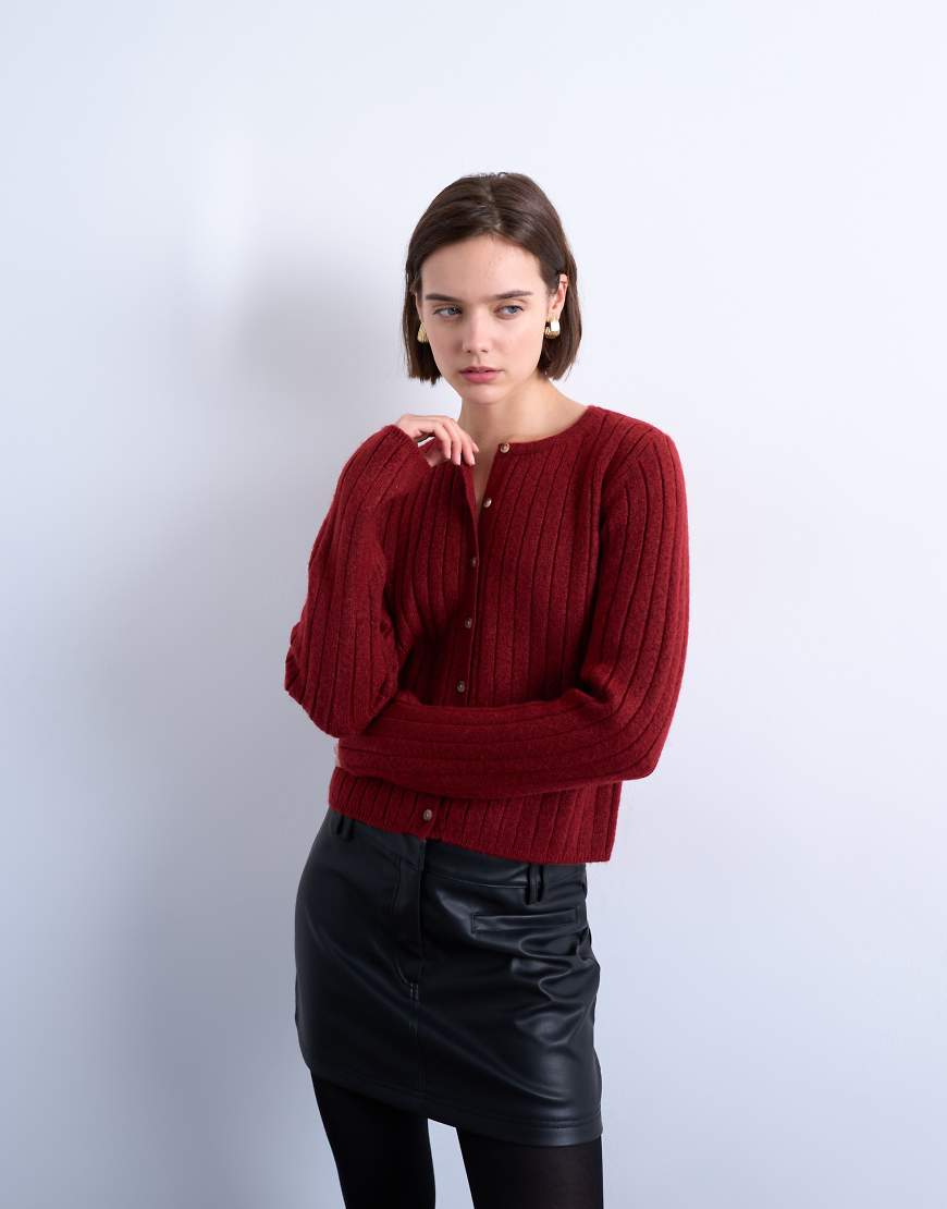 Topshop - Gerippte Strickjacke in Rot mit Knopfleiste und Rundhalsausschnitt von Topshop