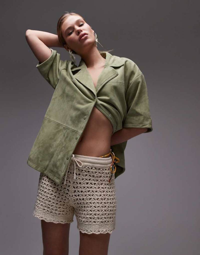 Topshop - Strick-Shorts in Stein mit Lochstickmuster-Neutral von Topshop