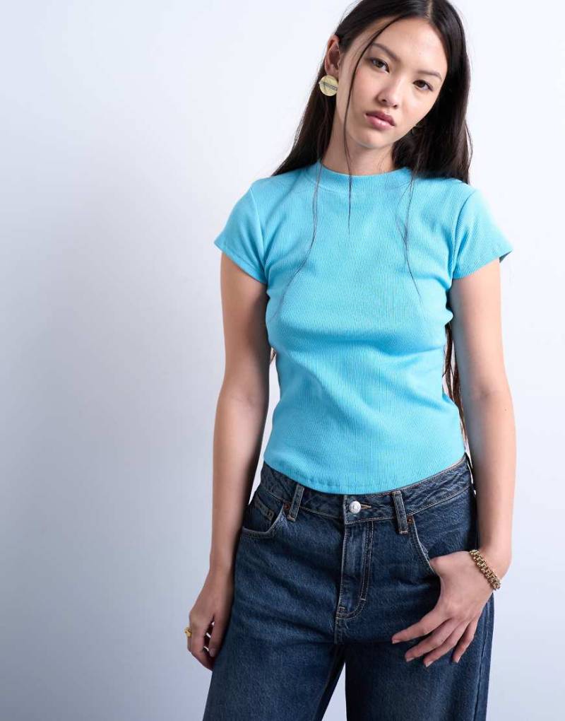 Topshop - Geripptes, figurbetontes T-Shirt in Blau mit abgerundetem Saum von Topshop