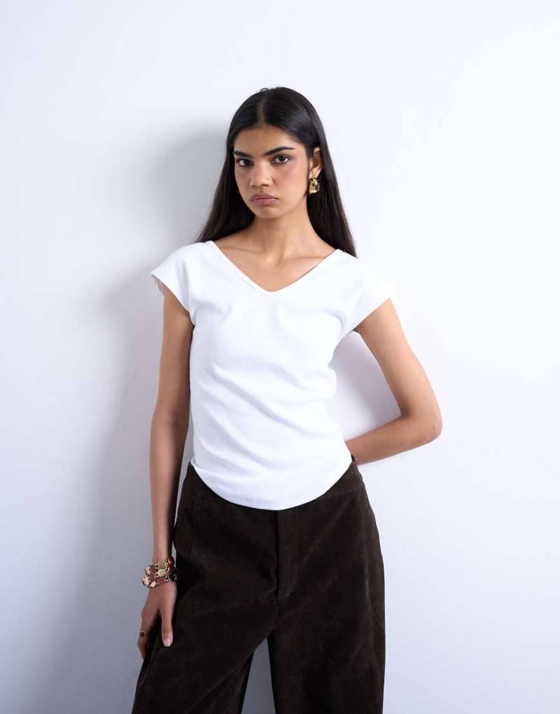 Topshop - Geripptes, figurbetontes T-Shirt in Weiß mit abgerundetem Saum und V-Ausschnitt von Topshop