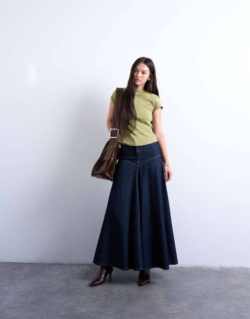 Topshop - Geripptes, figurbetontes T-Shirt in hellem Khaki mit abgerundetem Saum-Grün von Topshop