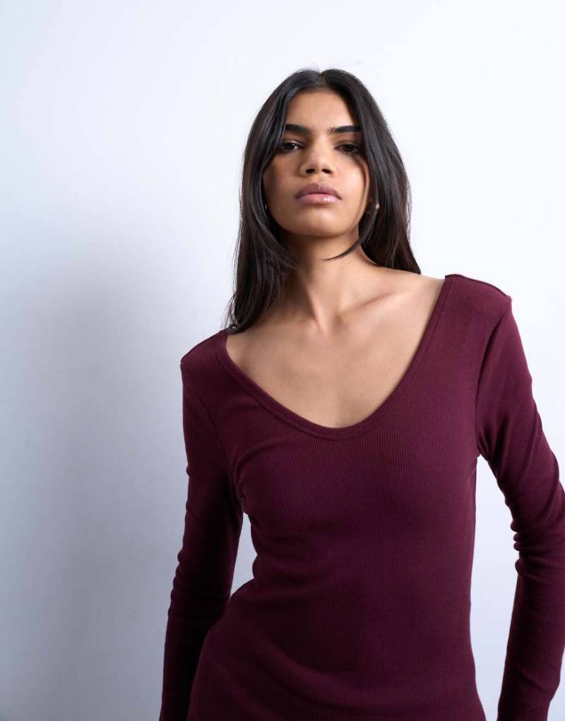 Topshop - Geripptes, langärmliges Oberteil in Burgunderrot mit V-Ausschnitt und geschwungenem Saum von Topshop