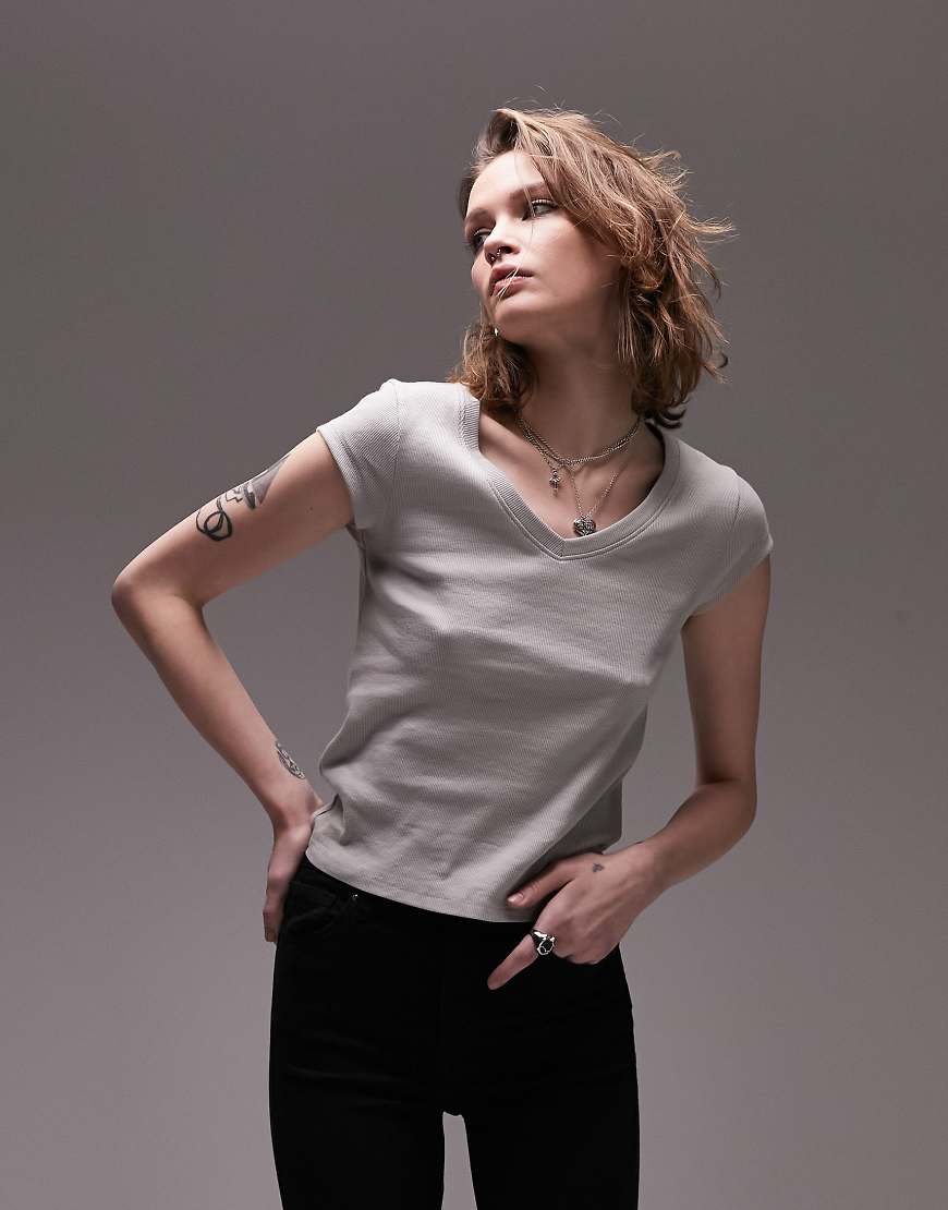 Topshop - Geripptes, schmal geschnittenes T-Shirt in Grau mit V-Ausschnitt-Neutral von Topshop
