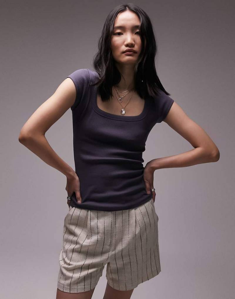 Topshop - Geripptes Oberteil in Schiefergrau mit Flügelärmeln und eckigem Ausschnitt von Topshop