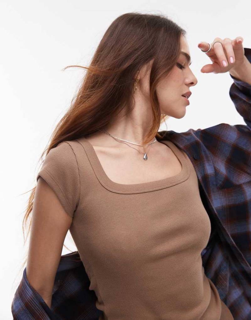 Topshop - Geripptes T-Shirt in Fudge Brown mit Flügelärmeln und eckigem Ausschnitt-Braun von Topshop