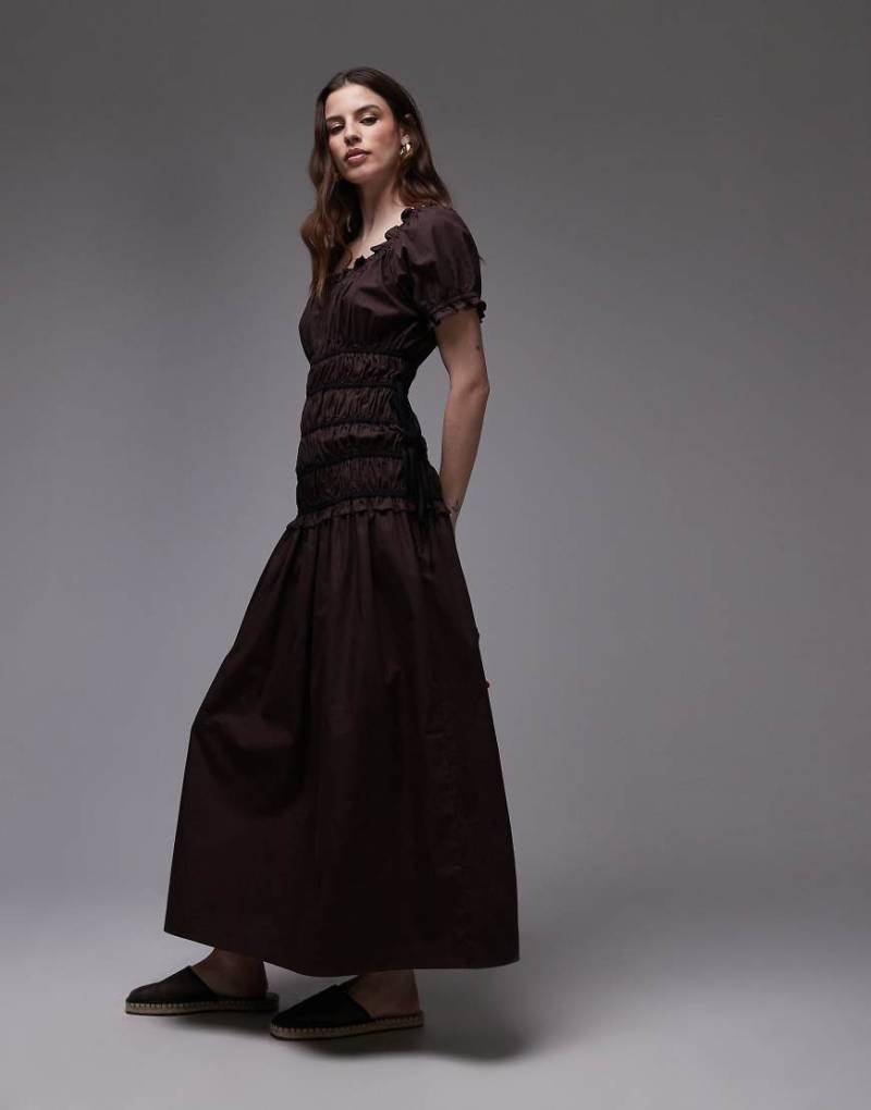 Topshop - Gesmoktes Kleid in Braun mit Kappärmeln, seitlichem Bindedetail und schwarzen Kontrastbändern von Topshop