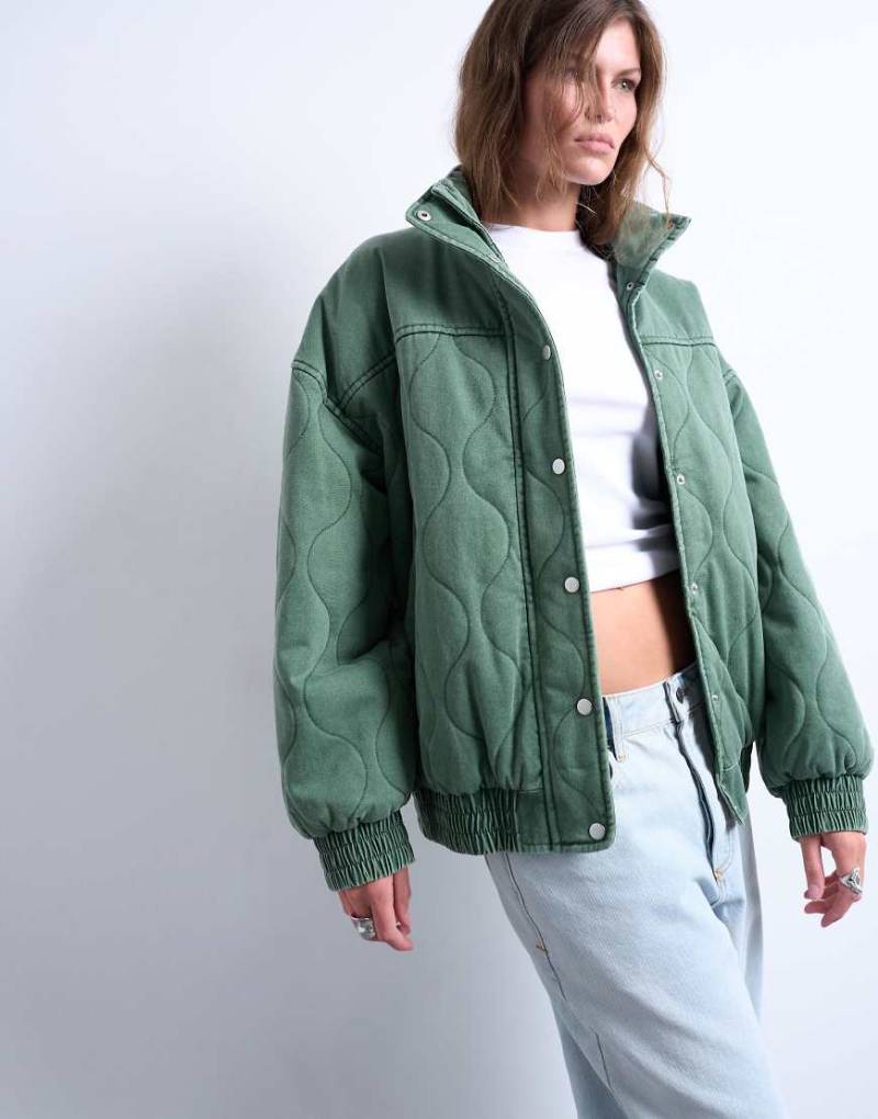 Topshop - Gesteppte Oversize-Bomberjacke aus Baumwolle in Grün mit Acid-Waschung von Topshop