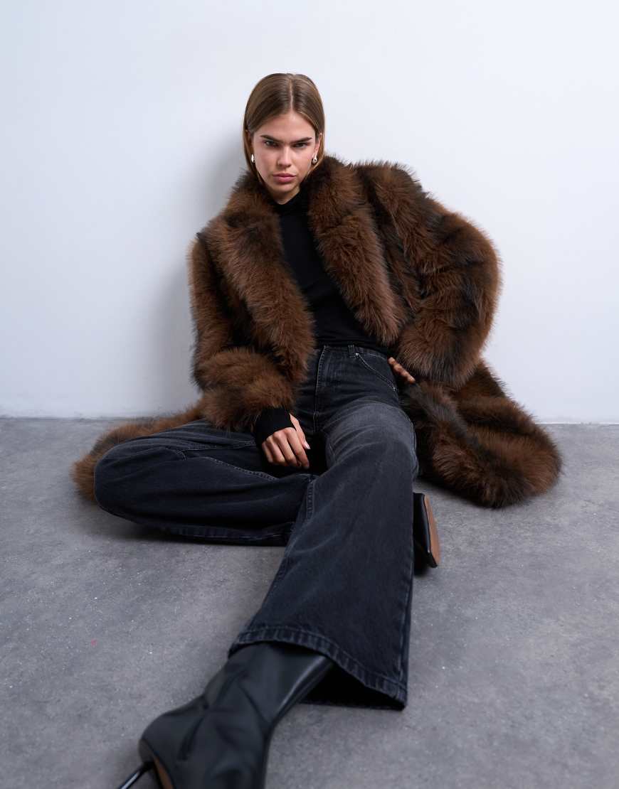 Topshop - Gestreifter Longline-Mantel aus Kunstpelz in Braun-Brown Topshop - Gestreifter Longline-Mantel aus Kunstpelz in Braun-Brown von Topshop