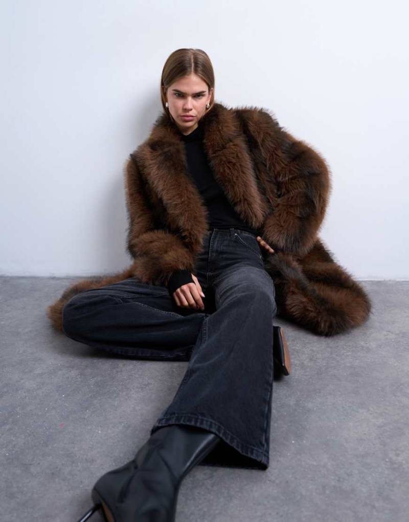 Topshop - Gestreifter Longline-Mantel aus Kunstpelz in Braun-Brown von Topshop