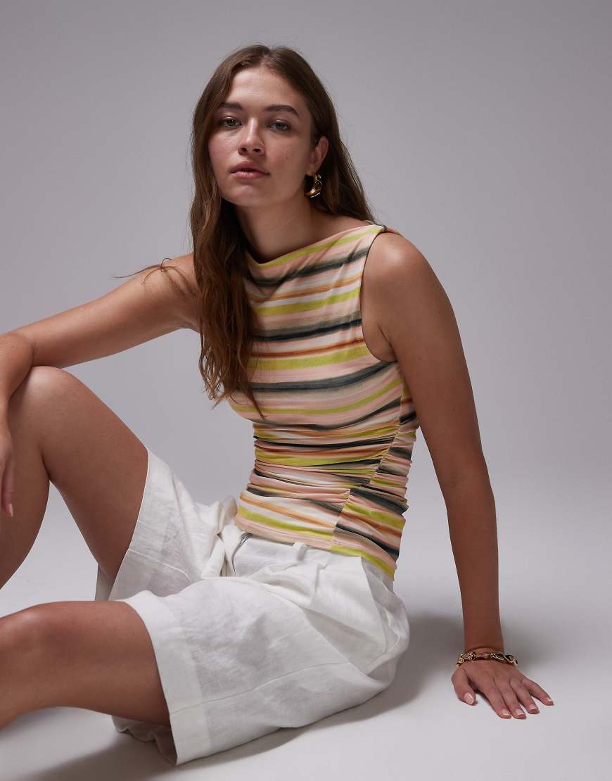 Topshop - Seitlich gerafftes Tanktop in Grün mit geschmeidiger Optik Topshop - Seitlich gerafftes Tanktop in Grün mit geschmeidiger Optik von Topshop