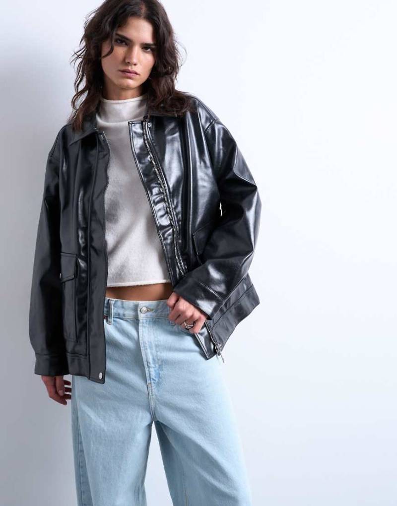 Topshop - Glänzende Hemdjacke aus Kunstleder in Schwarz mit marmorierten, aufgesetzten Taschen von Topshop