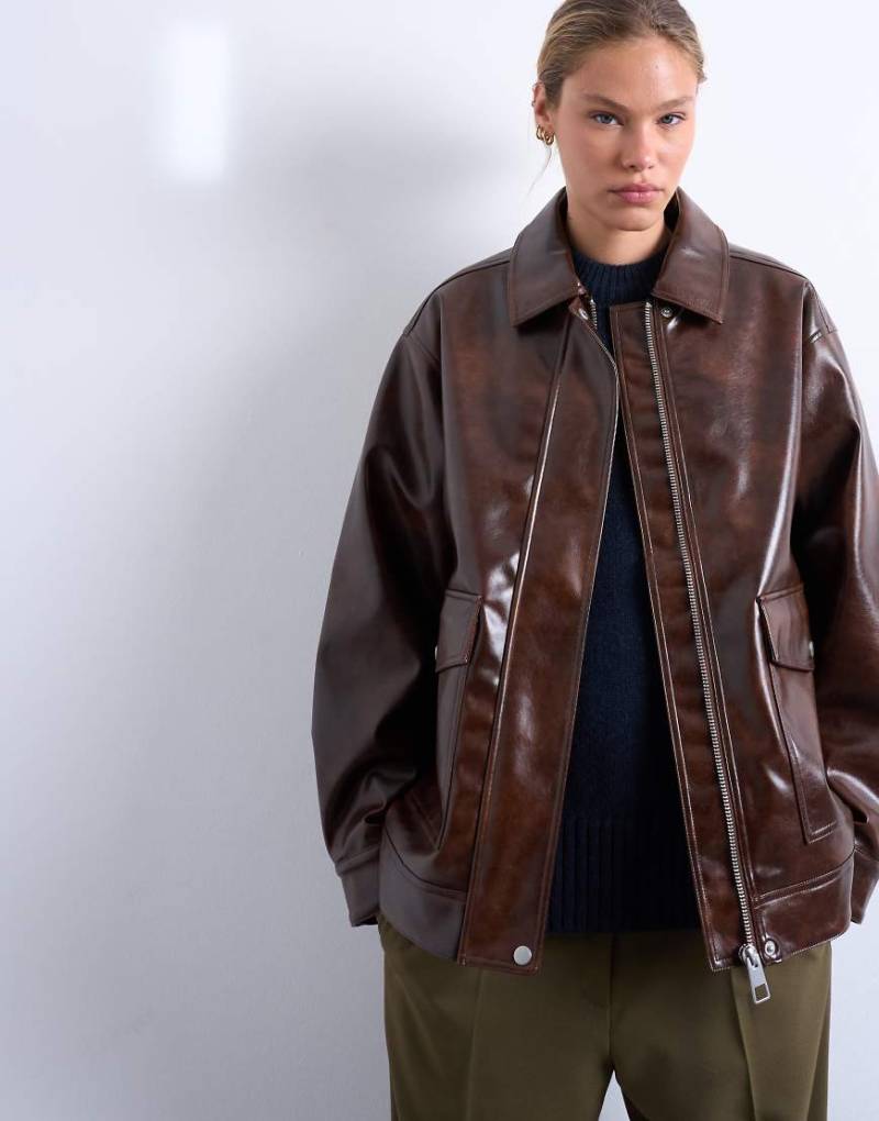Topshop - Glänzende Hemdjacke aus Kunstleder in fleckigem Braun mit aufgesetzten Taschen-Brown Topshop - Glänzende Hemdjacke aus Kunstleder in fleckigem Braun mit aufgesetzten Taschen-Brown von Topshop