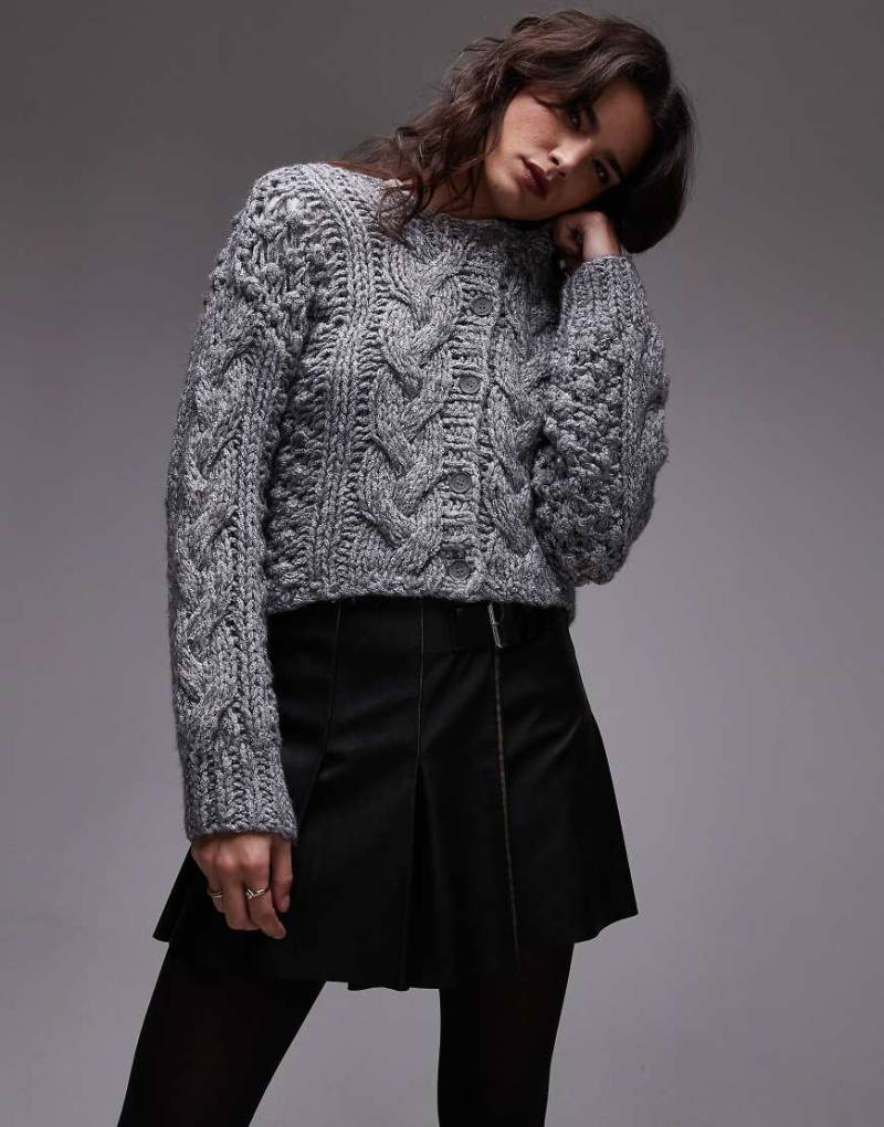 Topshop - Handgestrickte, dicke Strickjacke in Grau mit Zopfmuster von Topshop