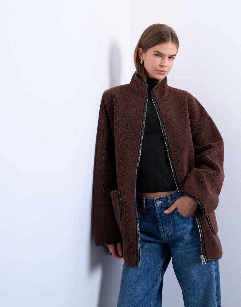 Topshop - Hochgeschlossene Longline-Jacke zum Reinschlüpfen aus Lammfellimitat in Schokobraun-Brown von Topshop