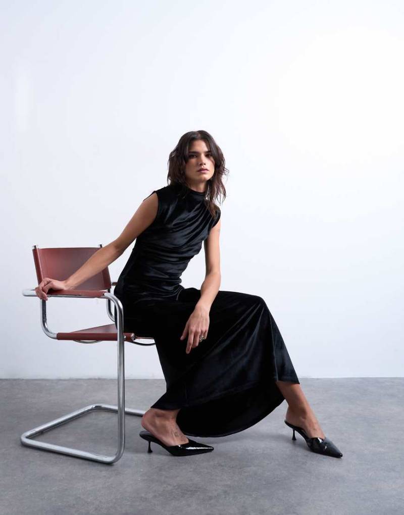 Topshop - Hochgeschlossenes Maxikleid aus Samt in Schwarz Topshop - Hochgeschlossenes Maxikleid aus Samt in Schwarz von Topshop