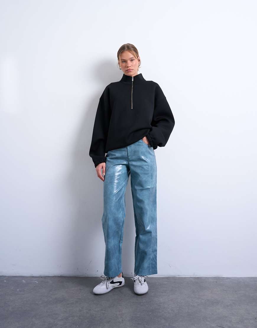 Topshop - Hochglänzende Hose aus Kunstleder in Marineblau mit u-förmiger Tasche und weitem Bein von Topshop