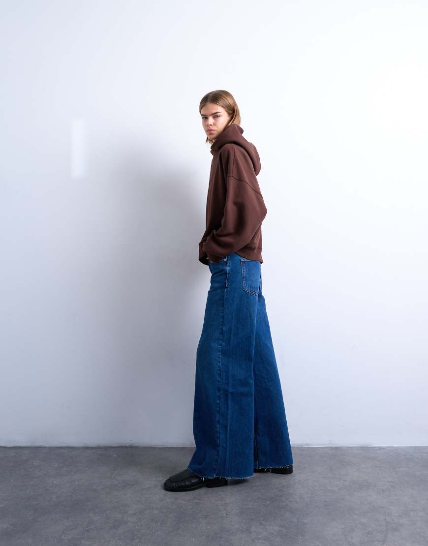 Topshop - Horizon - Jeans in sattem Blau mit mittelhohem Bund, weitem Bein und offenem Saum von Topshop