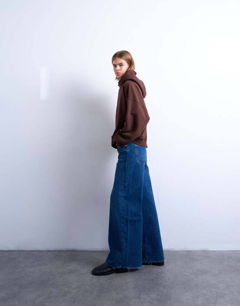 Topshop - Horizon - Jeans in sattem Blau mit mittelhohem Bund, weitem Bein und offenem Saum von Topshop