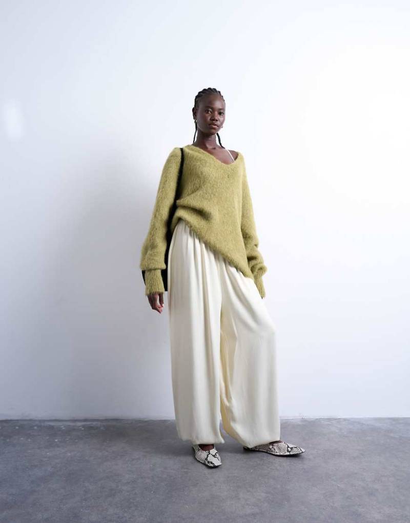 Topshop - Oversize-Hose aus Satin in Austernweiß mit Ballonsaum und hohem Bund-Schwarz von Topshop