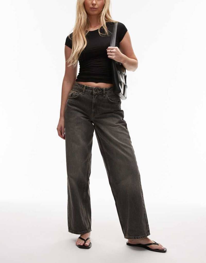 Topshop Hourglass - Relaxed Fit Jeans in dunklem Vintage-Grau mit Schnallenriemen und niedrigem Bund von Topshop Hourglass