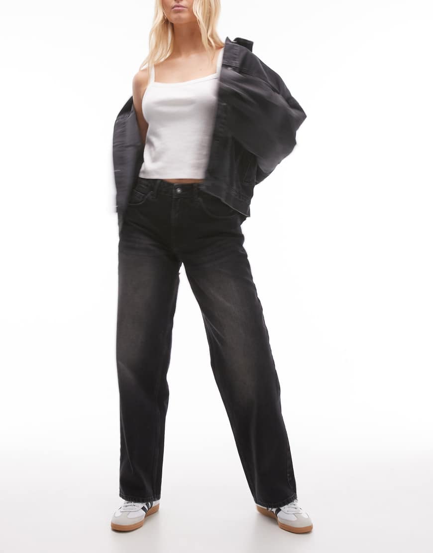Topshop Hourglass - Relaxed Fit Jeans in kräftigem Schwarz mit niedrigem Bund und Schnallenriemen von Topshop Hourglass