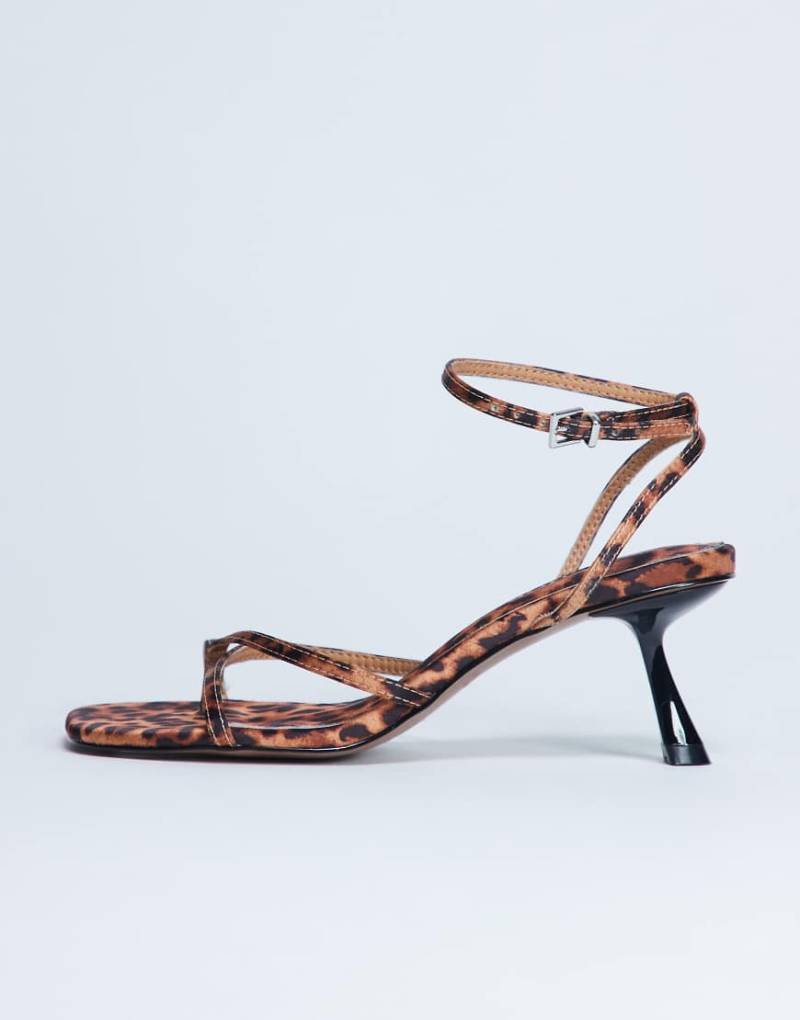 Topshop - Ila - Sandalen mit Leopardenmuster, Zehenschlaufe und mittelhohem Absatz-Brown von Topshop