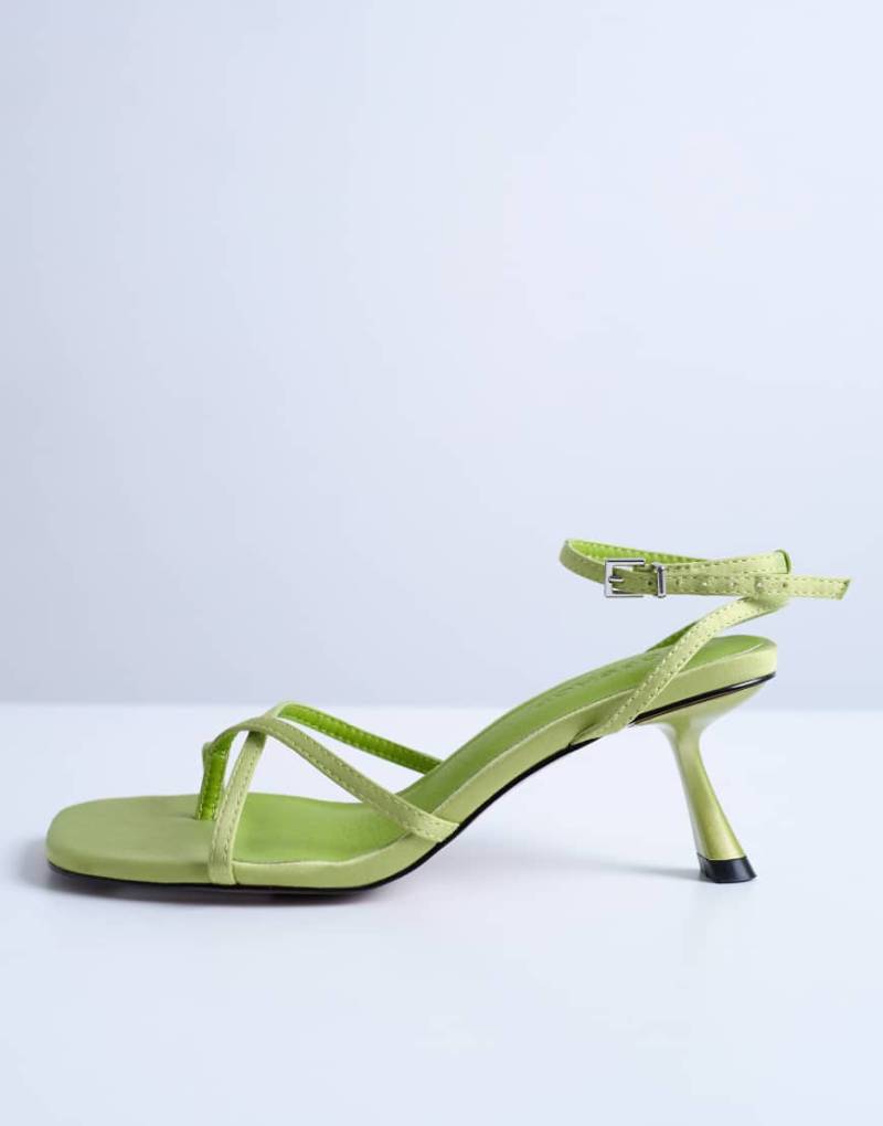 Topshop - Ila - Sandaletten in Grün mit mittelhohem Absatz und Zehenschlaufe von Topshop