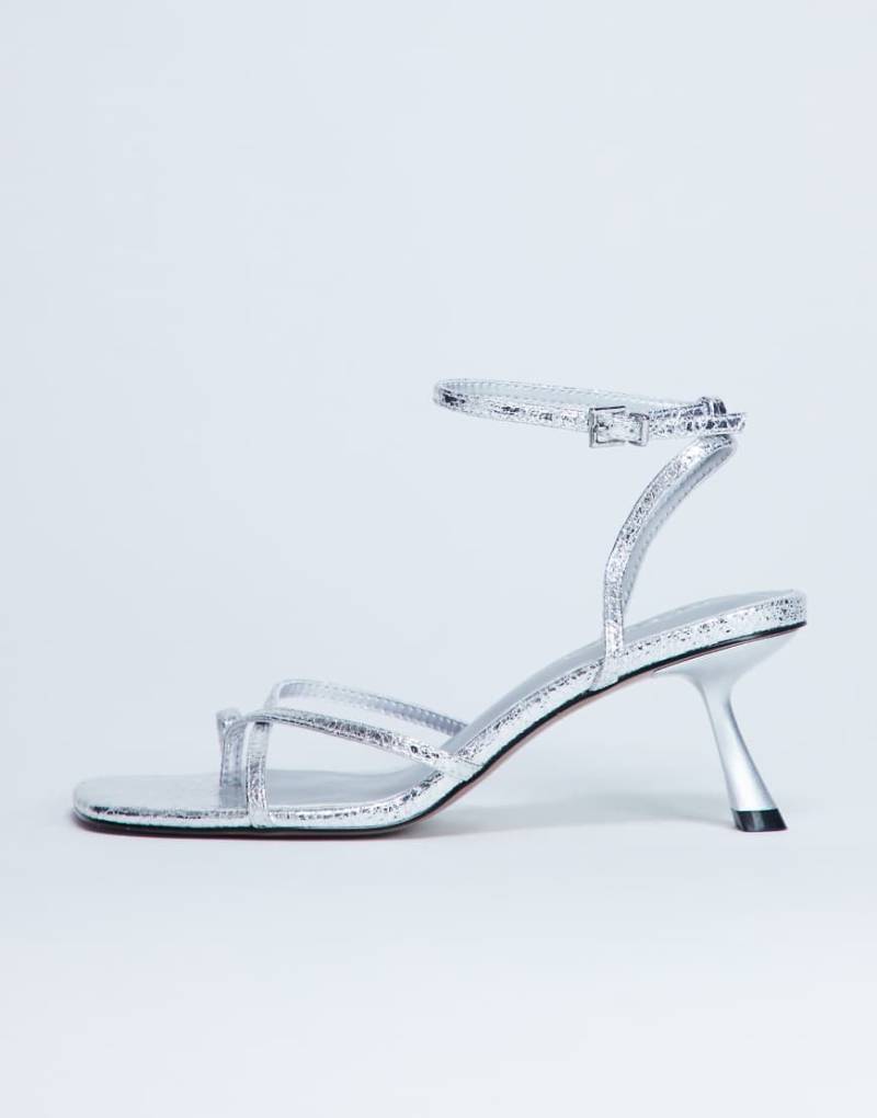 Topshop - Ila - Sandaletten in Silber mit mittelhohem Absatz und Zehenschlaufe von Topshop