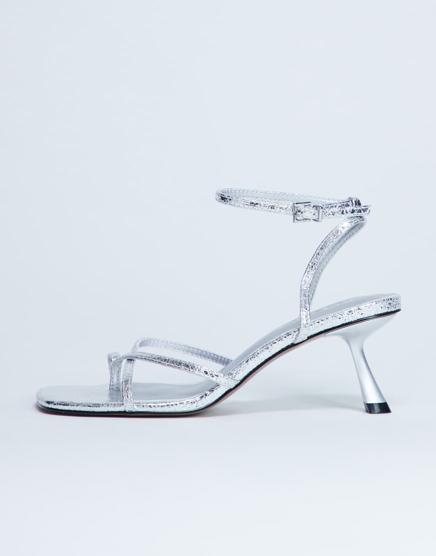 Topshop - Ila - Sandaletten in Silber mit mittelhohem Absatz und Zehenschlaufe von Topshop