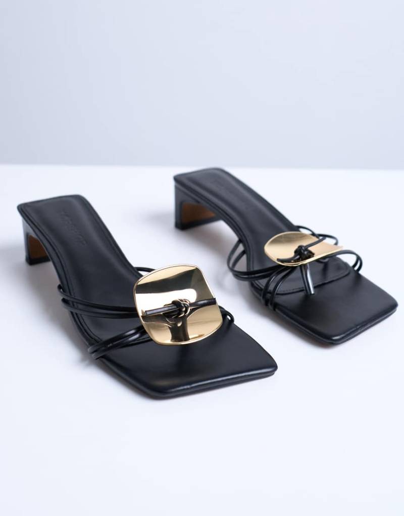 Topshop - Ilaria - Sandalen in Schwarz mit Kitten-Absatz und Metallbesatz von Topshop