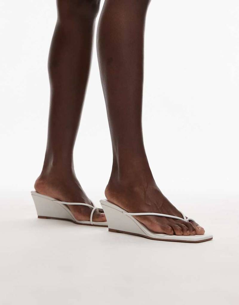 Topshop - Indiana - Sandaletten in Weiß mit Keilabsatz von Topshop