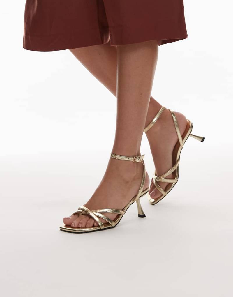 Topshop - Iris - Sandale in Gold mit schrägem Absatz-Goldfarben von Topshop