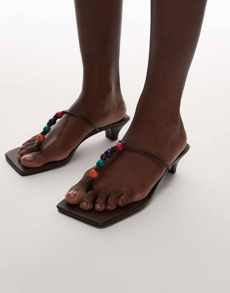 Topshop - Irvin - Zehensteg-Sandaletten in Schokobraun mit Kitten-Absatz und Zierperlen von Topshop