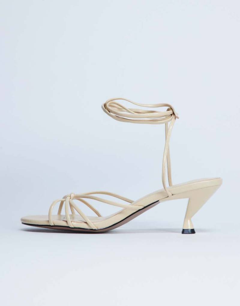 Topshop - Itzel - Sandalen in Buttermilchgelb mit mittelhohem Absatz und Bindedetail von Topshop