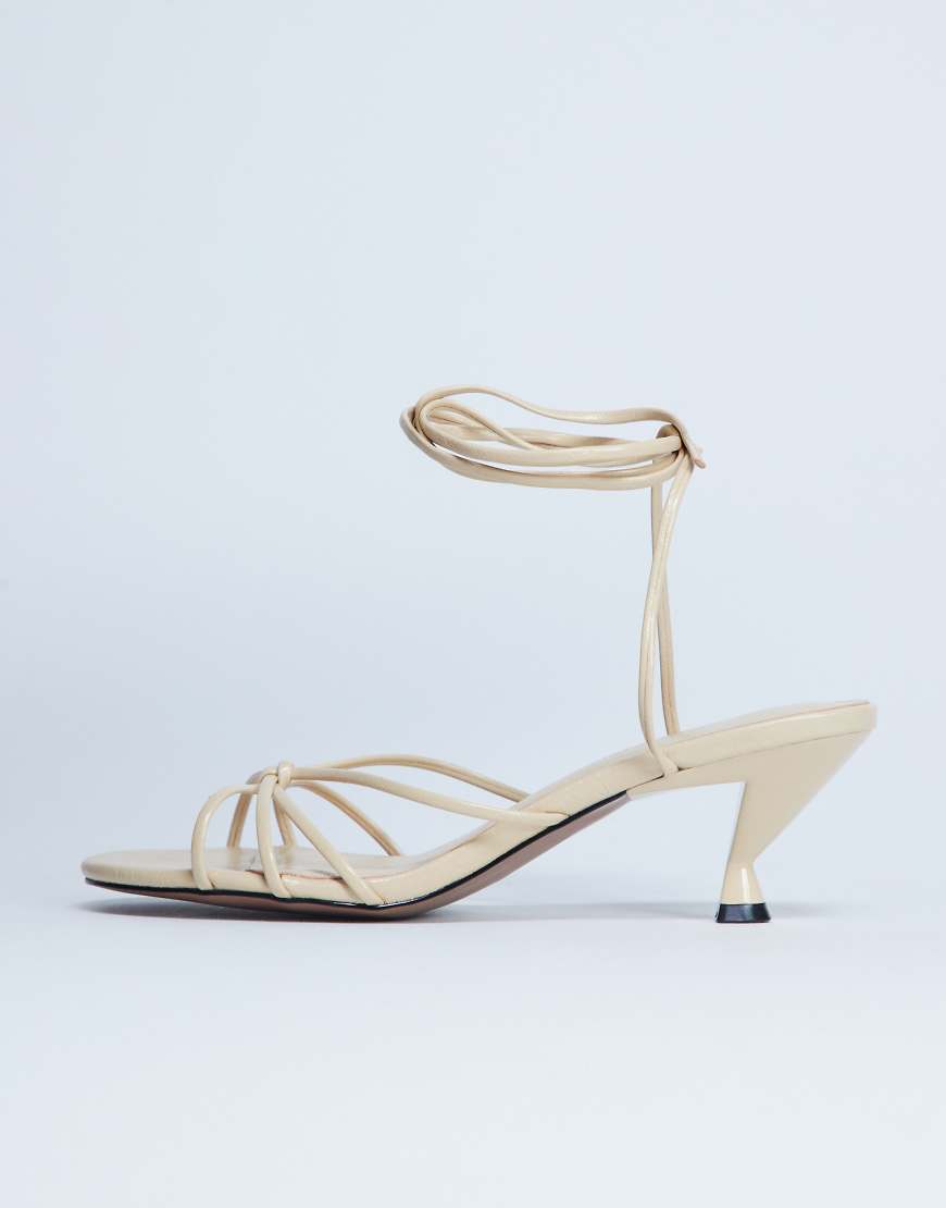 Topshop - Itzel - Sandalen in Buttermilchgelb mit mittelhohem Absatz und Bindedetail von Topshop