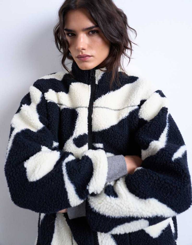 Topshop - Jacke aus Teddyfleece mit schwarz-weißem Kuhfellprint von Topshop