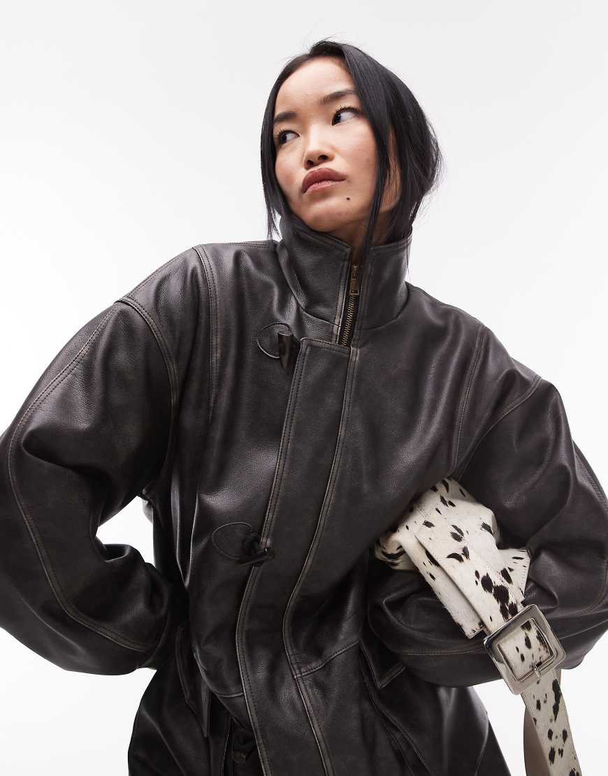 Topshop - Jacke aus gewaschenem Kunstleder in Grau mit Bindegürtel und kariertem Innenfutter von Topshop