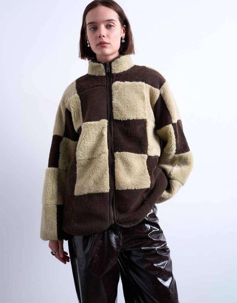 Topshop - Jacke mit Steppfutter und Schachbrettmuster aus Fleece in Braun und Teddyfell in Cremeweiß-Brown Topshop - Jacke mit Steppfutter und Schachbrettmuster aus Fleece in Braun und Teddyfell in Cremeweiß-Brown von Topshop