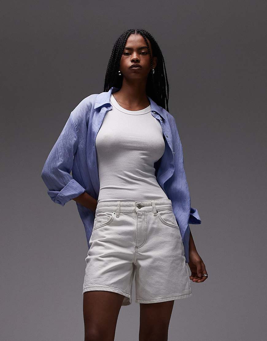 Topshop - Jeans-Shorts in Knochenweiß mit Schnalle hinten am Bund-Blau von Topshop