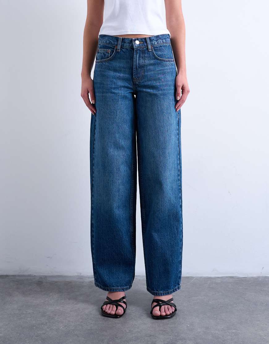 Topshop - Locker geschnittene Jeans in Mittelblau mit niedrigem Bund und Schnallenriemen von Topshop